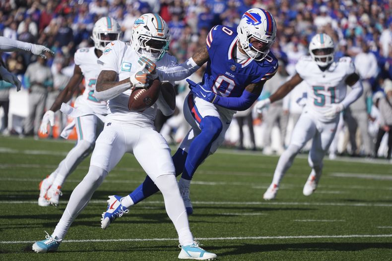 El cornerback de los Dolphins de Miami Jalen Ramsey intercepta un pase que iba al receptor de los Bills de Buffalo Keon Coleman en el encuentro del domingo 3 de noviembre del 2024.(AP Foto/Gene Puskar)