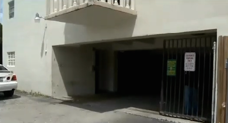 La policía está investigando una muerte a tiros que tuvo lugar el domingo en la madrugada. Manchas de sangre podían verse a la entrada del edificio de apartamentos el domingo por la tarde.