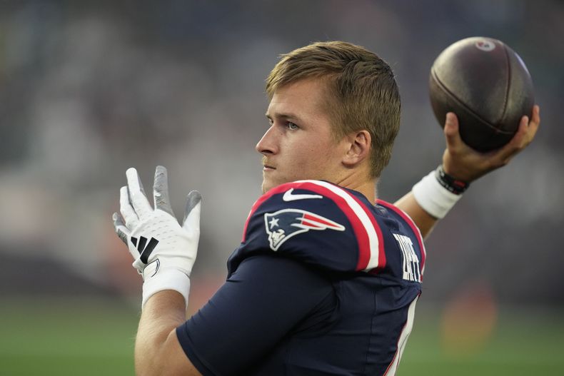 ARCHIVO - El quarterback de los Patriots de Nueva Inglaterra, Bailey Zappe, lanza durante el calentamiento en la primera mitad de un partido de pretemporada de la NFL contra los Eagles de Filadelfia, el 15 de agosto de 2024, en Foxborough, Massachusetts (AP Foto/Charles Krupa, archivo)