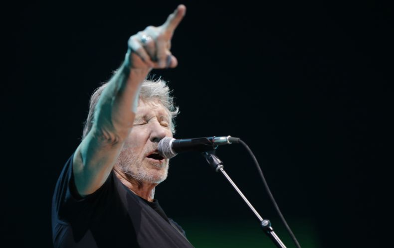 ARCHIVO - Roger Waters durante un concierto en Assago el miércoles 18 de abril de 2018, cerca de Milán, Italia. (AP Foto/Luca Bruno, Archivo)