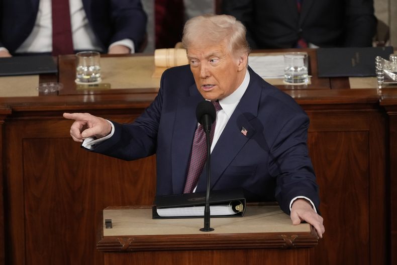 El presidente Donald Trump da un discurso ante el Congreso, en Washington, el martes 4 de marzo de 2025. (AP Foto/Ben Curtis)