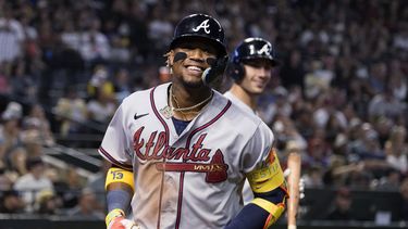 El venezolano Ronald Acuña Jr., de los Bravos de Atlanta, celebra su jonrón en el juego del sábado 3 de junio de 2023, ante los Diamondbacks de Arizona (AP Foto/Darryl Webb)