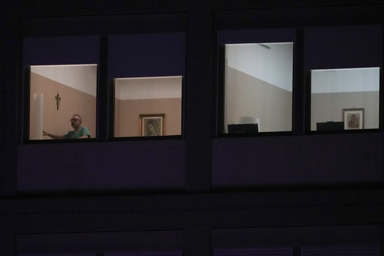 Un hombre camina en el ala del hospital donde está ingresado el papa Francisco, en la Policlínica Agostino Gemelli en Roma, Italia, el domingo 2 de marzo de 2025. (AP Foto/Andrew Medichini)