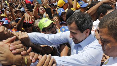 Guaidó llama a militares a actuar para detener crisis