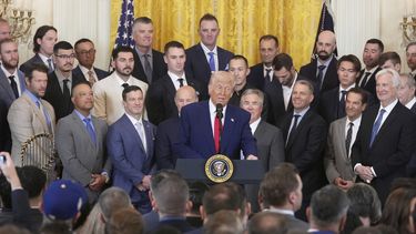 El presidente Donald Trump habla en la ceremonia para honrar a los Dodgers de Los Ángeles, campeones de la Serie Mundial en la Casa Blanca el lunes 7 de abril del 2025. (AP Foto/Mark Schiefelbein)