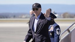 El presidente estadounidense Joe Biden saluda al bajar del avión presidencial el viernes 29 de marzo de 2024, en Hagerstown, Maryland.(AP Foto/Alex Brandon)