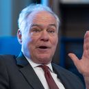 El senador demócrata Tim Kaine habla con la prensa sobre las intenciones de Donald Trump en política exterior, en particular sobre Venezuela, el jueves 6 de noviembre de 2025, en Washington. (AP Foto/J. Scott Applewhite)