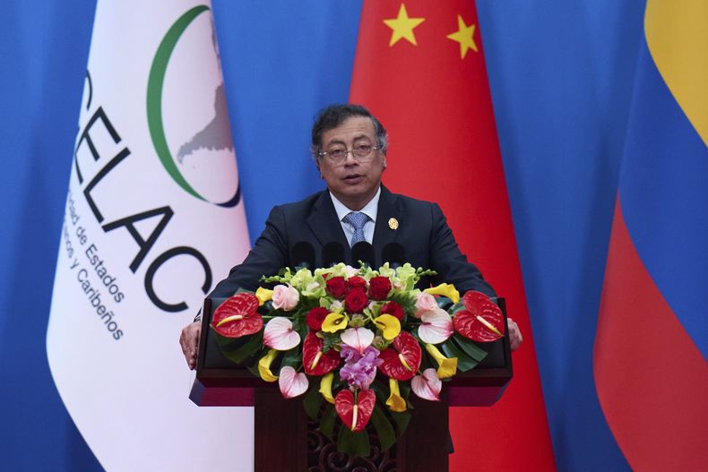 ARCHIVO - El presidente de Colombia, Gustavo Petro, pronuncia su discurso durante la ceremonia de apertura de la Cuarta Reunión Ministerial del Foro de China y la Comunidad de Estados Latinoamericanos y Caribeños en el Centro Nacional de Convenciones de China en Beijing, el martes 13 de mayo de 2025. (AP Foto/Andy Wong, Archivo)