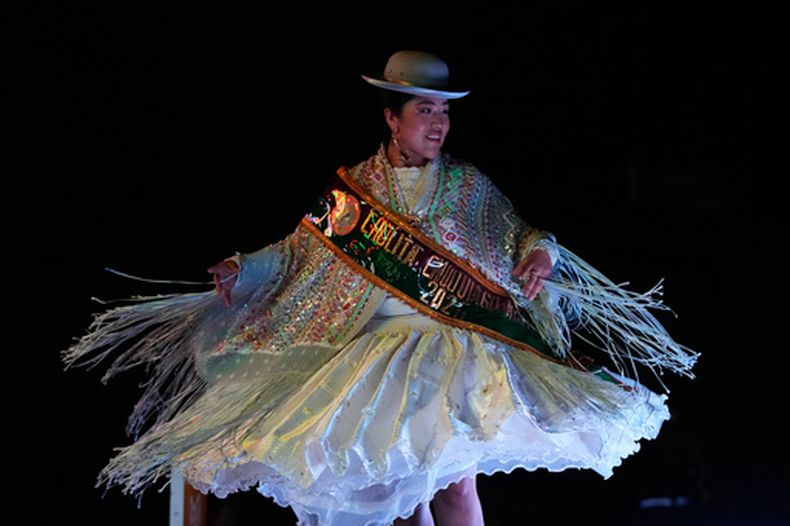 Una mujer participa en el certamen Cholita Pacena 2026, que celebra la cultura y las tradiciones de las mujeres aymaras, el miércoles 8 de julio de 2026, en La Paz, Bolivia. (AP Foto/Juan Karita)