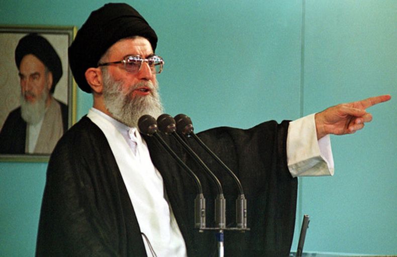 ARCHIVO – El ayatolá Ali Jamenei, líder supremo de Irán, habla durante las oraciones del viernes en la Universidad de Teherán, el 30 de julio de 1999. (AP Foto/Kamran Jebreili)