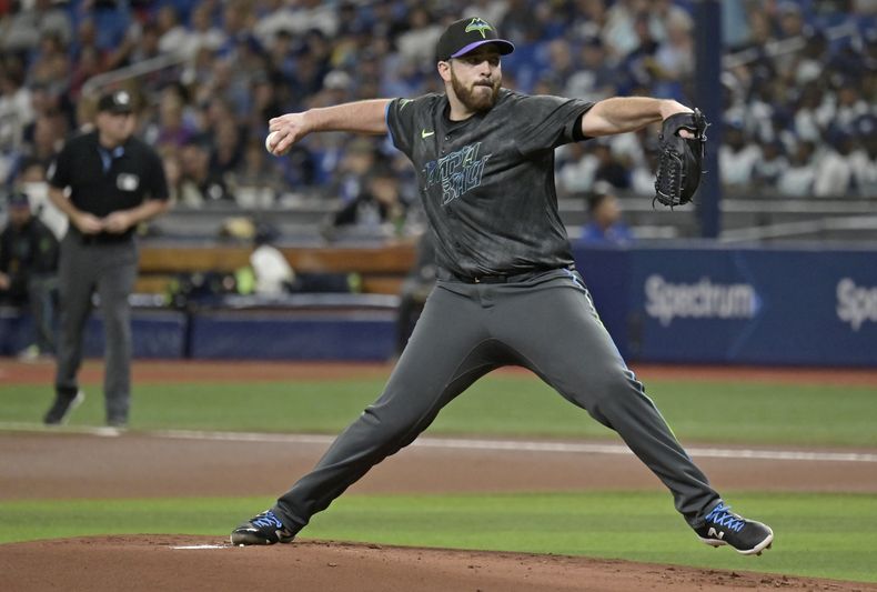 El abridor de los Rays de Tampa Bay Aaron Civale lanza en la primera entrada ante los Nacionales de Washington el sábado 29 de junio del 2024. (AP Foto/Steve Nesius)