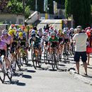 Un hombre toma fotografías a las ciclistas durante la séptima etapa del Tour de Francia Femenino (Tour de France Femmes), entre La Voulte-sur-Rhône y el Mont Ventoux en Malaucène, Francia, el viernes 7 de agosto de 2026. (Foto AP/Philippe Magoni)