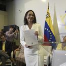 María Corina Machado asiste a una ceremonia de la Comisión Nacional de Primarias en la que se reconoció su victoria en las elecciones organizadas por la oposición para elegir un único candidato presidencial en Caracas, Venezuela, el jueves 26 de octubre de 2023. (AP Foto/Ariana Cubillos)