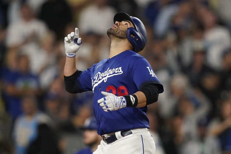 El bateador designado de los Dodgers de Los Ángeles J.D. Martinez celebra tras disparar un jonrón de tres carreras en el tercer inning del juego de la MLB que enfrentó a su equipo con los Tigres de Detroit, el 18 de septiembre de 2023, en Los Ángeles. (AP Foto/Ryan Sun)