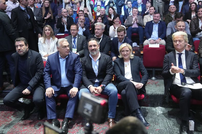 El líder del partido ultraderechista español VOX Santiago Abascal (cent) con otros políticos derechistas europeos en la reunión en Madrid el 8 de febrero del 2025. De izq a der: el viceministro italiano Matteo Salvini, el primer ministro húngaro Viktor Orban, Abascal, la francesa Marine Le Pen y el holandés Geert Wilders. (AP foto/Paul White)