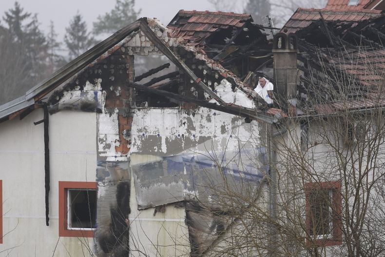 Policías inspeccionan una casa para ancianos donde murieron ocho personas en un incendio, en Barajevo, una localidad en Belgrado, Serbia, el lunes 20 de enero de 2025. (AP Foto/Darko Vojinovic)
