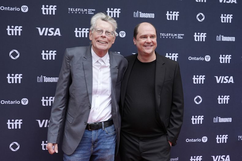 ARCHIVO - Stephen King, a la izquierda, y Mike Flanagan aparecen en el estreno de The Life of Chuck durante el Festival Internacional de Cine de Toronto en Toronto el 6 de septiembre de 2024. (Foto AP/Chris Pizzello, archivo)