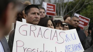 americateve | Sebastian Montalvan (izquierda), un inmigrante ilegal en Estados Unidos, se uni&oacute; a docenas de inmigrantes ilegales, activistas y partidarios para celebrar la acci&oacute;n ejecutica del presidente Barack  Obama sobre inmigraci&oacute;n ileagal, en