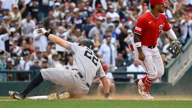 Ben Rice, de los Yankees de Nueva York (izquierda), se desliza en la tercera base para un triple de dos carreras impulsadas mientras el tercera base de los Nacionales de Washington, Jorbit Vivas (derecha), espera el lanzamiento durante la octava entrada de un partido de béisbol, el domingo 12 de julio de 2026, en Washington. (Foto AP/John McDonnell)
