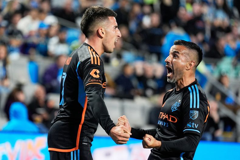 El argentino Nicolás Fernández (izquierda), del New York City FC, festeja con su compatriota Maximiliano Moralez, tras anotar ante Charlotte en un partido de playoffs de la MLS, disputado el viernes 7 de noviembre de 2025 (AP Foto/Chris Carlson)