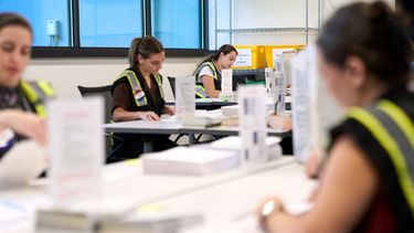 Los empleados de la Junta Electoral del Condado de Wake preparan las boletas de voto por correo para enviarlas, el jueves 3 de septiembre de 2026, en Raleigh, Carolina del Norte. (AP Foto/Matt Ramey)