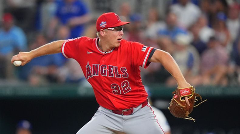 Ryan Johnson, abridor de los Angelinos de Los Ángeles, lanza en el duelo ante los Rangers de Texas, el sábado 22 de agosto de 2026 (AP Foto/LM Otero)
