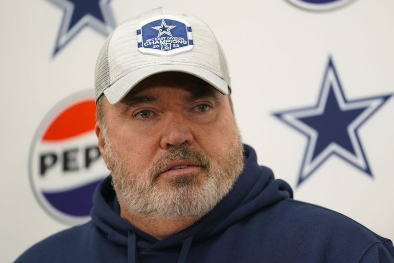 Mike McCarthy, de los Cowboys de Dallas, habla en una conferencia de prensa el domingo 7 de enero de 2024 (AP Foto/Susan Walsh)