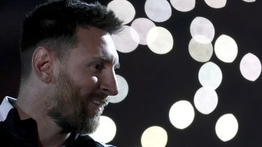 Lionel Messi sonríe durante el partido de despedida a Maximiliano Rodríguez en el estadio Marcelo Bielsa en Rosario, Argentina, el sábado 24 de juno de 2023. (AP Foto/Nicolás Aguilera)