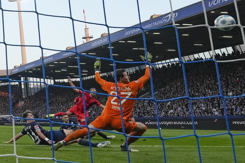 Harry Kane anota el tercer gol del Bayern Múnich ante Bochum en la Bundesliga, el domingo 27 de octubre de 2024, en Bochum. (AP Foto/Martin Meissner)