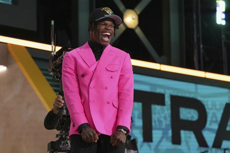 El wide receiver de Colorado Travis Hunter celebra tras ser tomado por los Jaguars de Jacksonville con segundo selección de la primera ronda del draft de la NFL, el jueves 24 de abril de 2025, en Green Bay, Wisconsin. (AP Foto/Jeff Roberson)