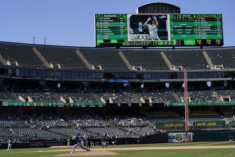 Jon Gray (22) de los Rangers de Texas lanza ante los Atléticos de Oakland, el sábado 13 de mayo de 2023. (AP Foto/Jeff Chiu)