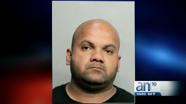 policia arresta a masturbador con arsenal de armas