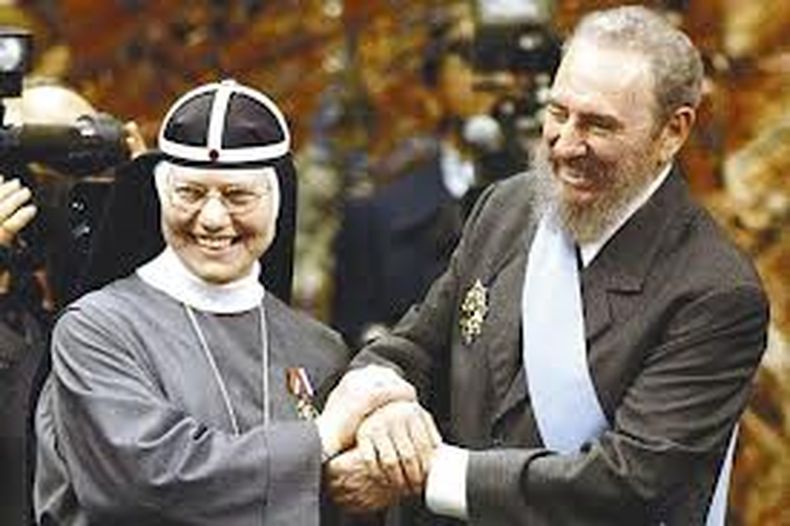 La Orden de Santa Brígida, que preside la religiosa italiana Tekla Famiglietti, condecoró al dictador en 2003.