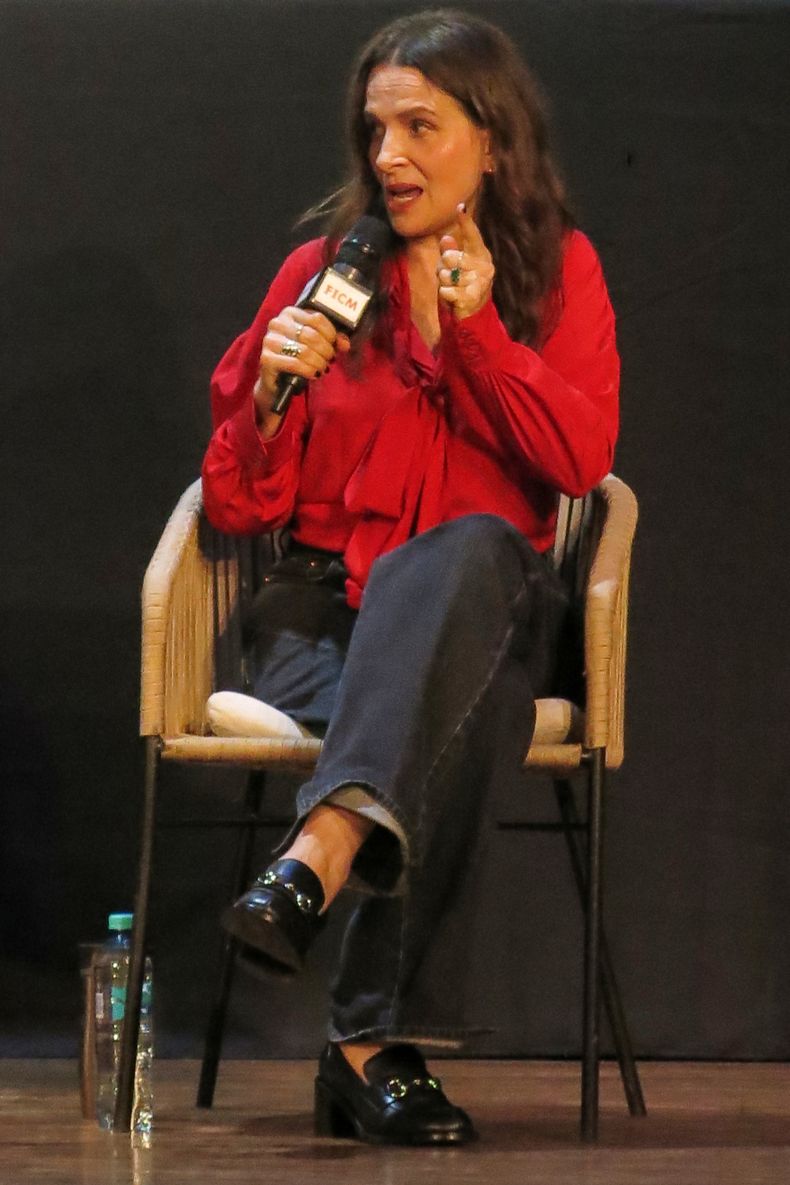 La actriz francesa Juliette Binoche habla durante una conferencia de prensa en el segundo día del Festival de Cine de Morelia, en Morelia, México, el sábado 11 de octubre de 2025. (Foto AP/Berenice Bautista)