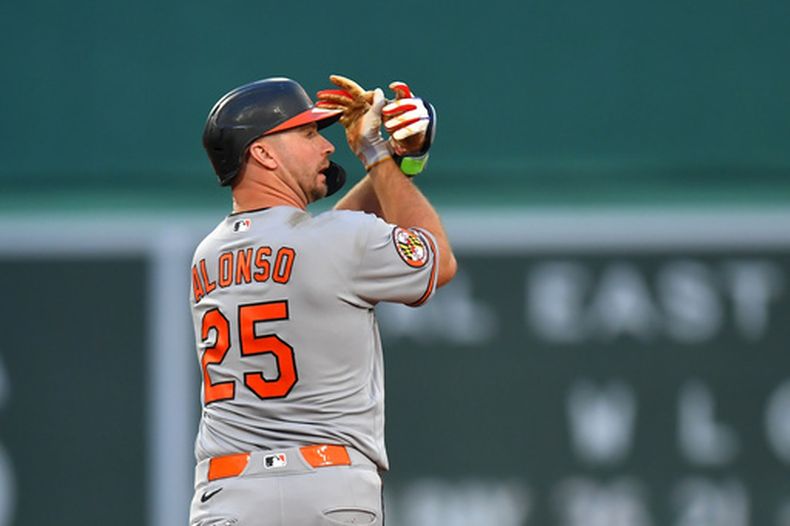Pete Alonso, de los Orioles de Baltimore, festeja su jonrón de dos carreras ante los Medias Rojas de Boston, en el juego del martes 2 de junio de 2026 (AP Foto/Steven Senne)