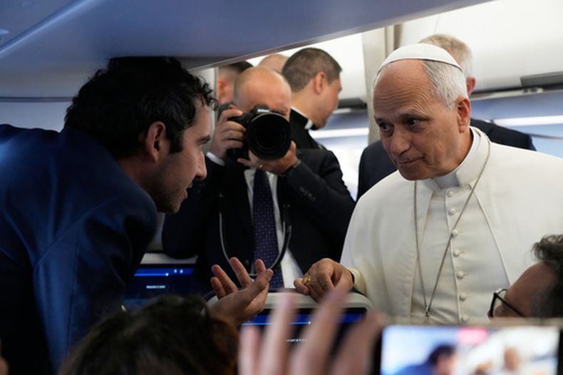 El papa León XIV habla con reporteros a bordo de un vuelo de Roma a París, para una visita apostólica de cuatro días a Francia, el 25 de septiembre de 2026. (AP Foto/Gregorio Borgia, Pool)