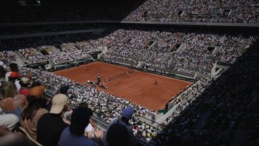 Novak Djokovic (derecha) devuelve ante Juan Pablo Varillas en los octavos de final del Abierto de Francia, el domingo 4 de junio de 2023. (AP Foto/Thibault Camus)