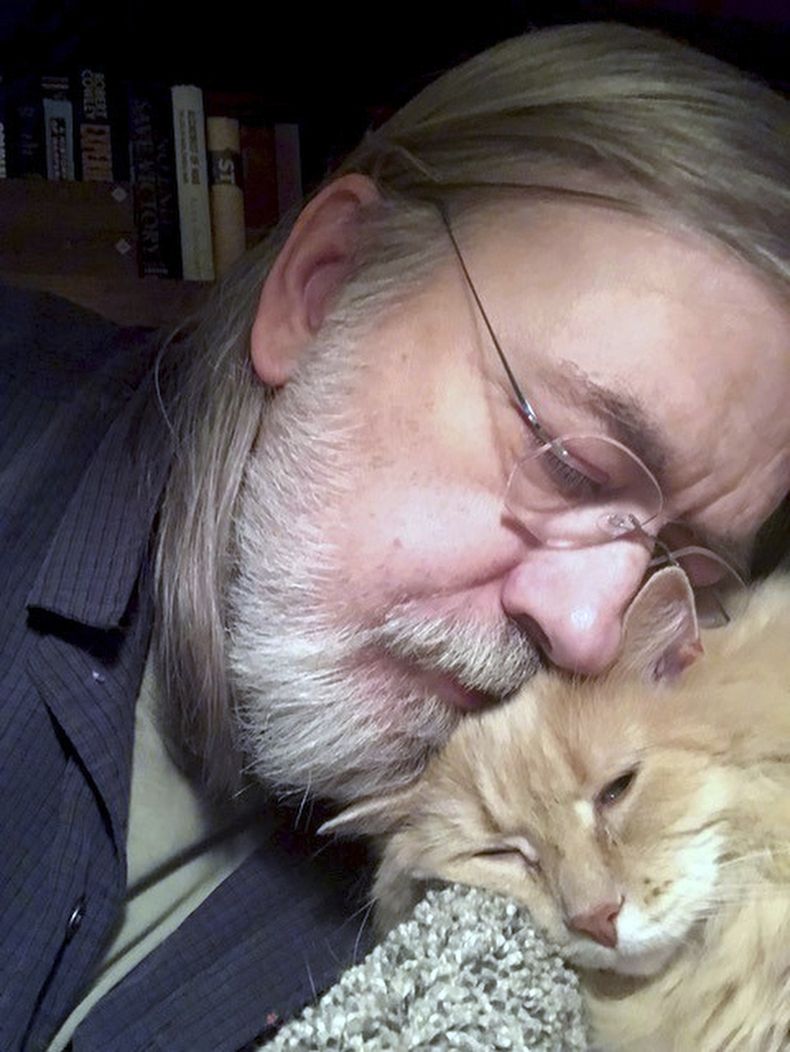 En este autorretrato sin fecha proporcionado por Little Brown, el actor Caleb Carr y su gata Masha en su casa en Cherry Plain, Nueva York. Carr falleció a causa de cáncer el jueves 23, de mayo de 2024, de acuerdo con su editorial, Little, Brown and Company. (Caleb Carr/Little Brown vía AP)
