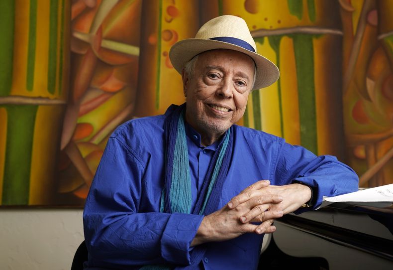 ARCHIVO - El músico brasileño Sergio Mendes posa para un retrato en su casa en Los Angeles, el 18 de mayo de 2021. (Foto AP/Chris Pizzello, archivo)