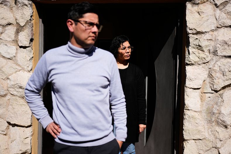 Fernanda Agüero y su esposo Gustavo Oviedo, quienes han acusado al sacerdote católico Alejandro Nicola de abusar sexualmente de su hija, se encuentran frente a su domicilio en Carlos Paz, Córdoba, Argentina, el martes 8 de septiembre de 2026. (AP Foto/Natacha Pisarenko)