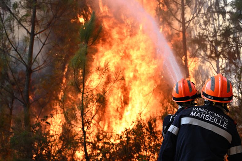 ARCHIVO - Bomberos combaten un incendio forestal cerca de Blagon durante un pico de incendios en el suroeste de Francia, el 29 de julio de 2026. (AP Foto/Emma Da Silva, Archivo)