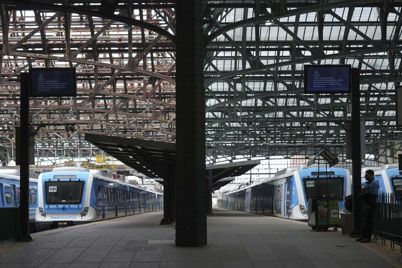La estación de trenes de Constitución está vacía durante una huelga general contra las medidas de austeridad del presidente Javier Milei en Buenos Aires, Argentina, el jueves 10 de abril de 2025. (AP Foto/Rodrigo Abd)