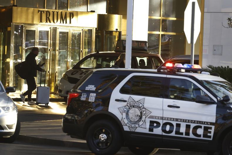 Un huésped en la zona del valet afuera del Hotel Internacional Trump en Las Vegas, el jueves 2 de enero de 2025. (Bizuayehu Tesfaye/Las Vegas Review-Journal via AP)