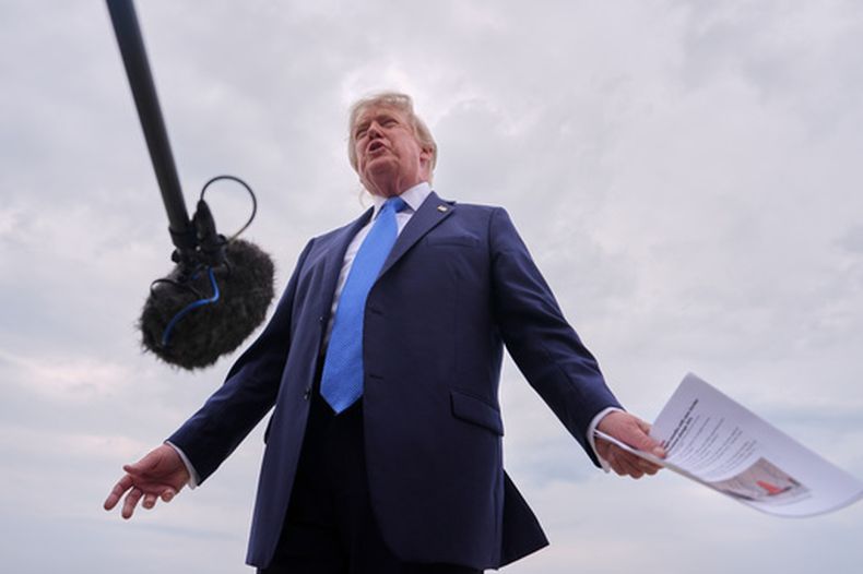 El presidente Donald Trump habla con los periodistas antes de abordar el Air Force One, el viernes 14 de agosto de 2026, en la Base Conjunta Andrews, Maryland. (Foto AP/Julia Demaree Nikhinson)