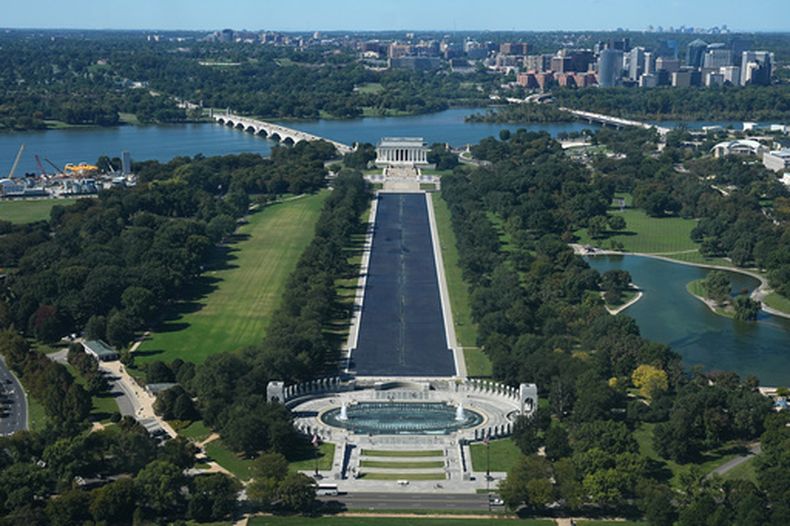 El Monumento Nacional a la Segunda Guerra Mundial, el estanque reflectante y el Monumento a Lincoln vistos desde el Monumento a Washington, el jueves 8 de octubre de 2026, en Washington. (AP Foto/Matt Rourke)