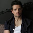 ARCHIVO - El cantautor venezolano Lasso posa para un retrato en la Ciudad de México el 28 de octubre de 2021. Lasso está nominado a tres Latin Grammy, incluyendo canción y grabación del año, por su canción Ojos marrones. Los Latin Grammy se entregarán el 16 de noviembre en Sevilla. (Foto AP/Berenice Bautista, archivo)