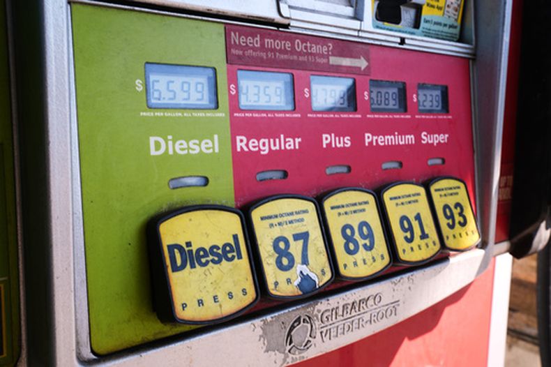 Los precios del diésel y la gasolina aparecen exhibidos en una estación de servicio en Filadelfia, el viernes 23 de octubre de 2026. (Foto AP/Matt Rourke)