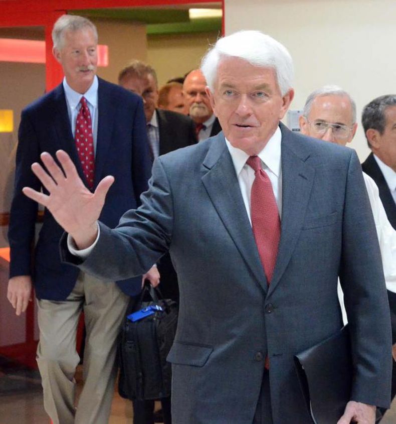 El Presidente de la Cámara de Comercio de Estados Unidos visitó en Cuba uno de los negocios privados autorizados recientemente por el régimen. El viaje de esta comitiva estadounidense ha provocado la reacción del exilio de Miami y de opositores que viven