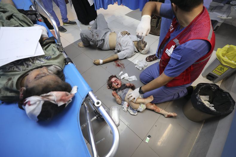 Palestinos heridos en los ataques aéreos israelíes, en el hospital de Shifa, en la Ciudad de Gaza, el 11 de octubre de 2023. (AP Foto/Ali Mahmoud)