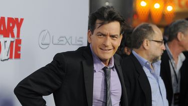 ARCHIVO - Charlie Sheen, integrante del reparto de Scary Movie V, posa en el estreno de la cinta el 11 de abril de 2013, en Los Ángeles. (Foto de Chris Pizzello/Invision/AP, archivo)